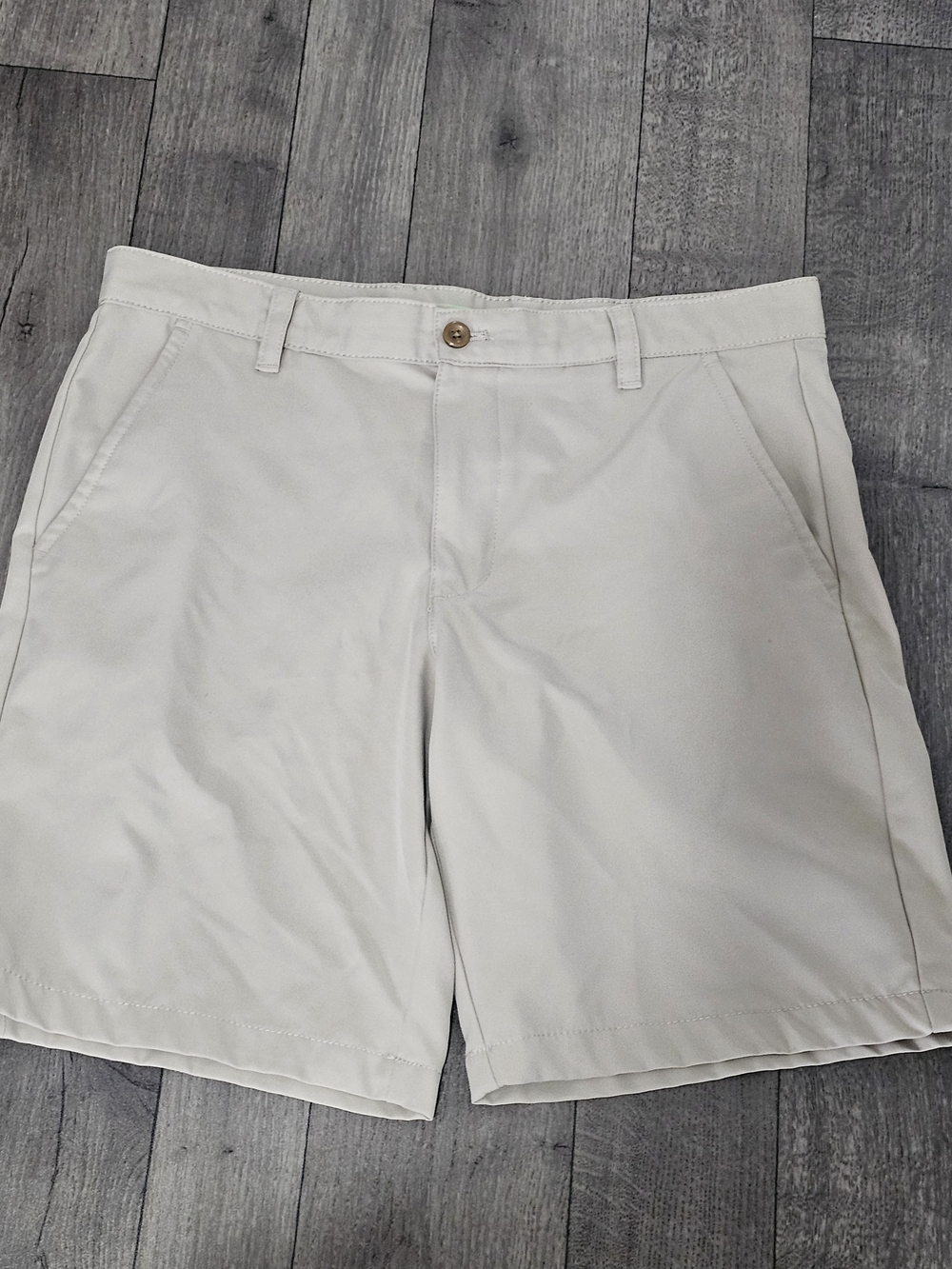 Izod Men's Light Cream Flat Front Chino Golf Shorts Size 34{Bx11}